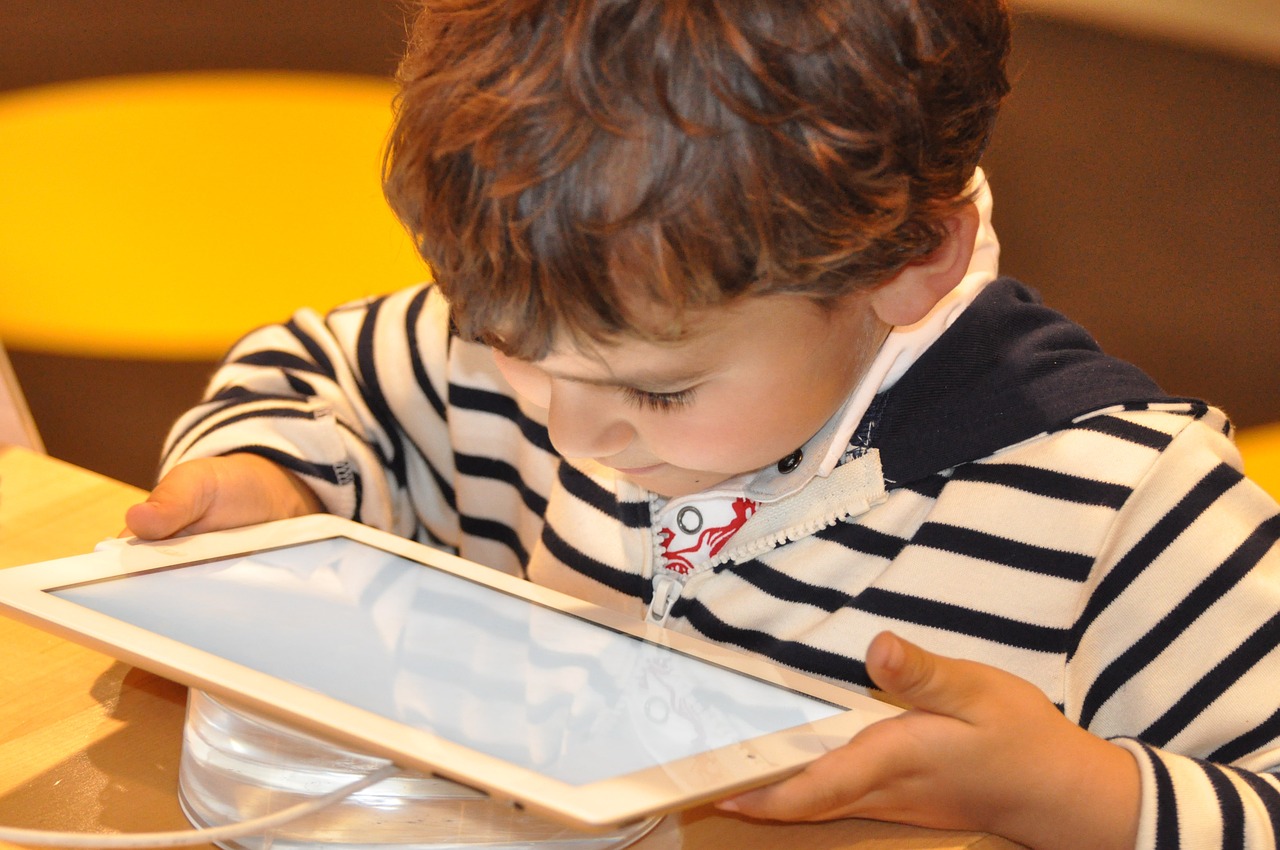 child, tablet, technology-1183465.jpg